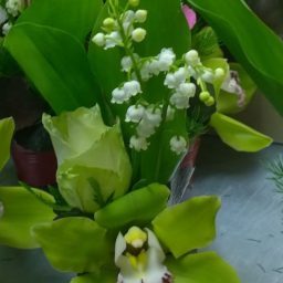 Composition de brins de Muguet Nantais et fleurs de saisons